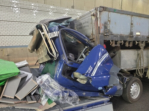 트럭 추돌 사고[독자 송영훈씨 입수 제공]